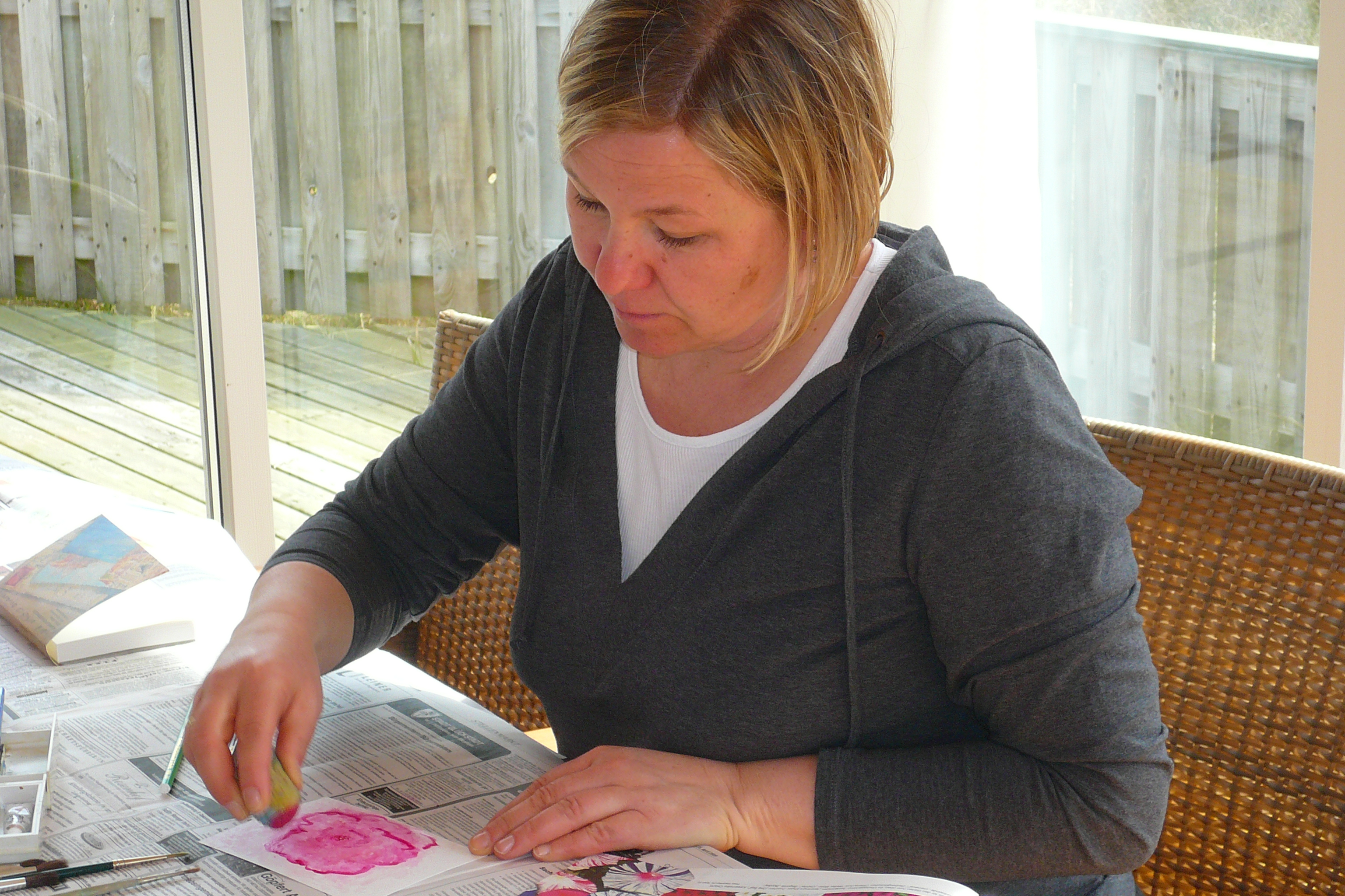 ich bin martina kunzendorf, geb.1965 in hamburg. die malerei ist für mich die wichtigste form der entspannung und des ausdrucks.
seit ich denken kann male ich. in den letzten 12 jahren nicht mehr nur allein, sondern auch als mitbegründerin in der künstlergruppe SMALTE